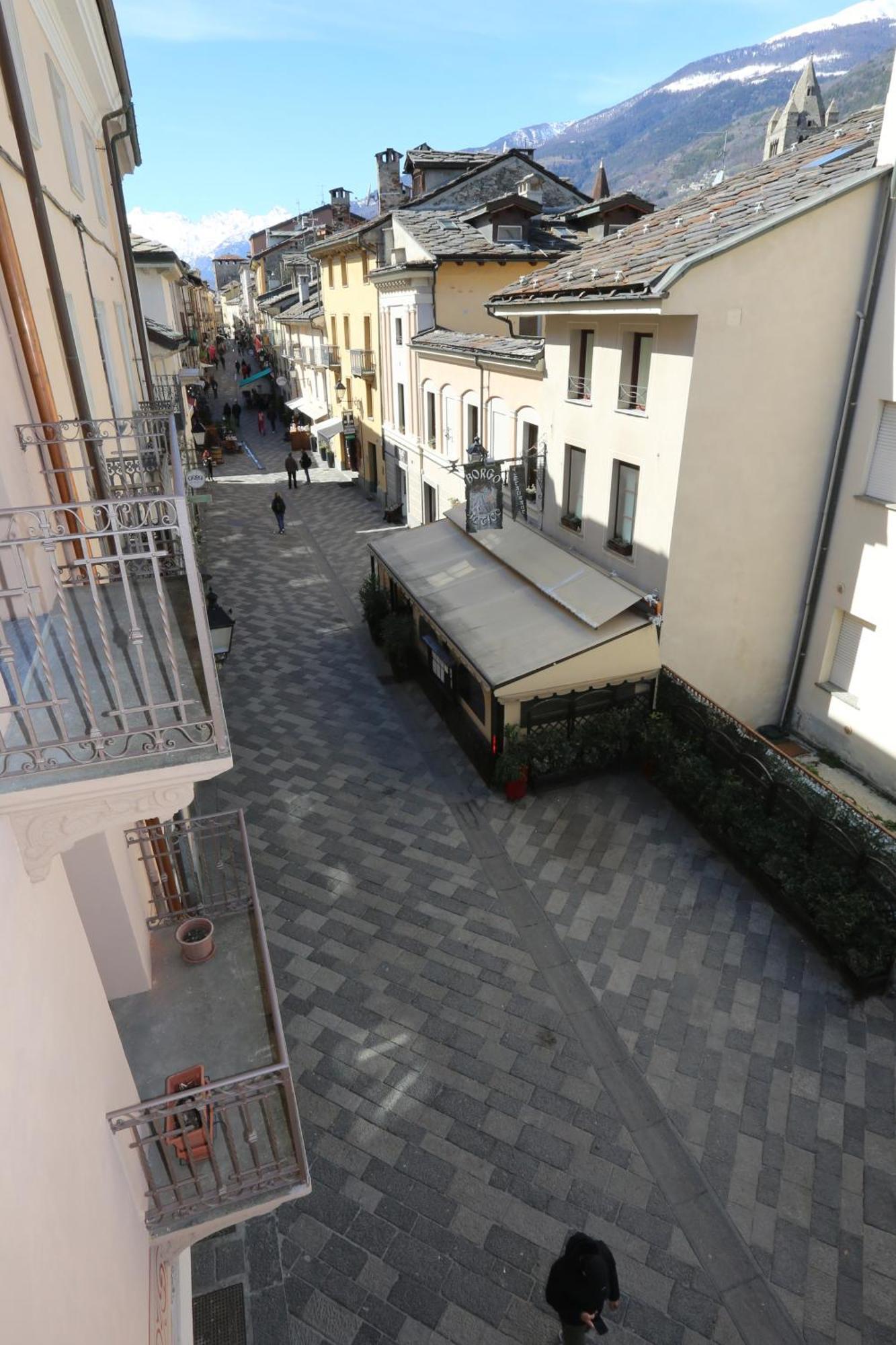 L'Abri En Ville - Parcheggio Privato A 100 Mt Ed Accesso Con Auto Nell'Area Pedonale Aosta Kültér fotó
