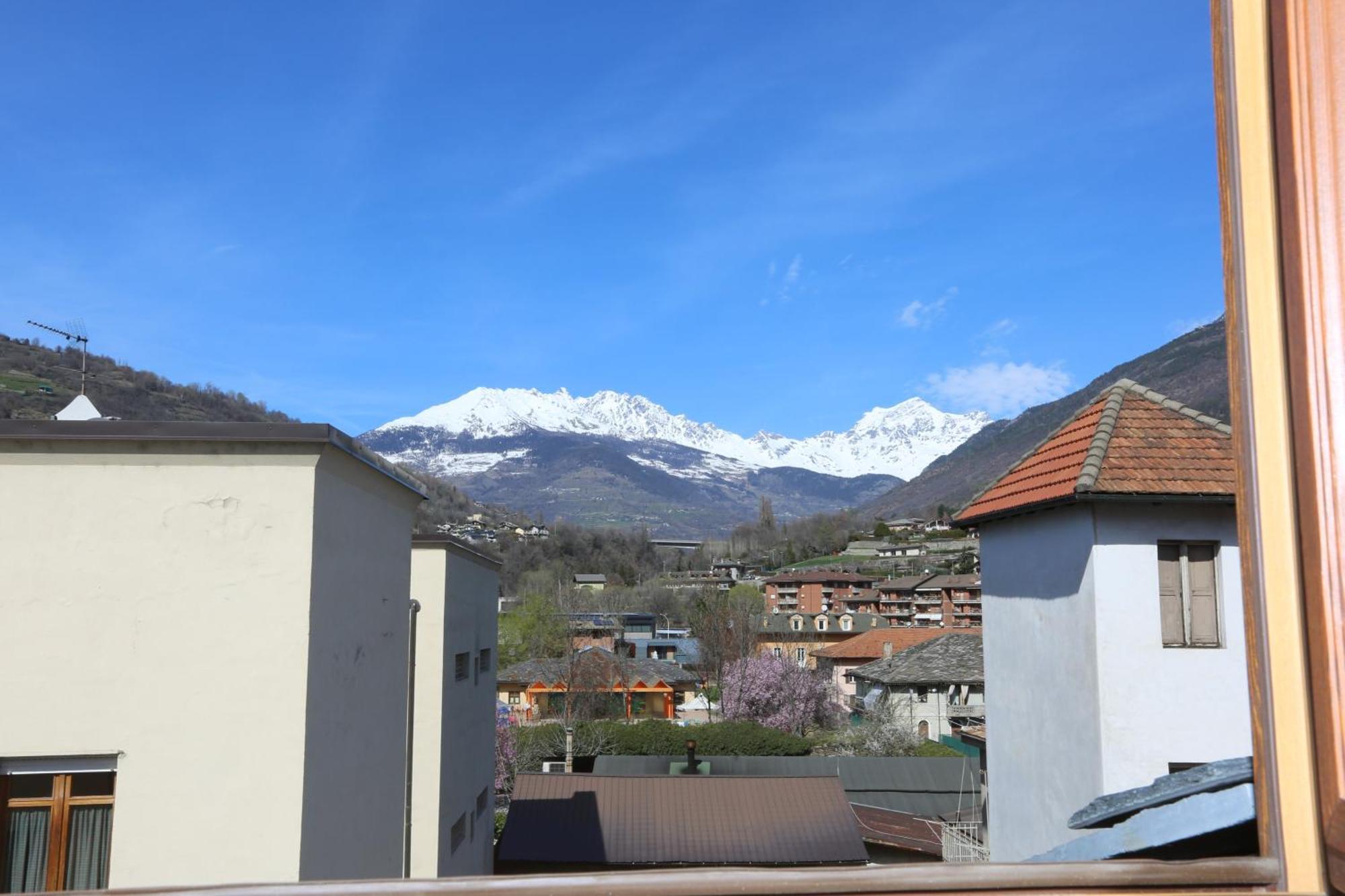 L'Abri En Ville - Parcheggio Privato A 100 Mt Ed Accesso Con Auto Nell'Area Pedonale Aosta Kültér fotó